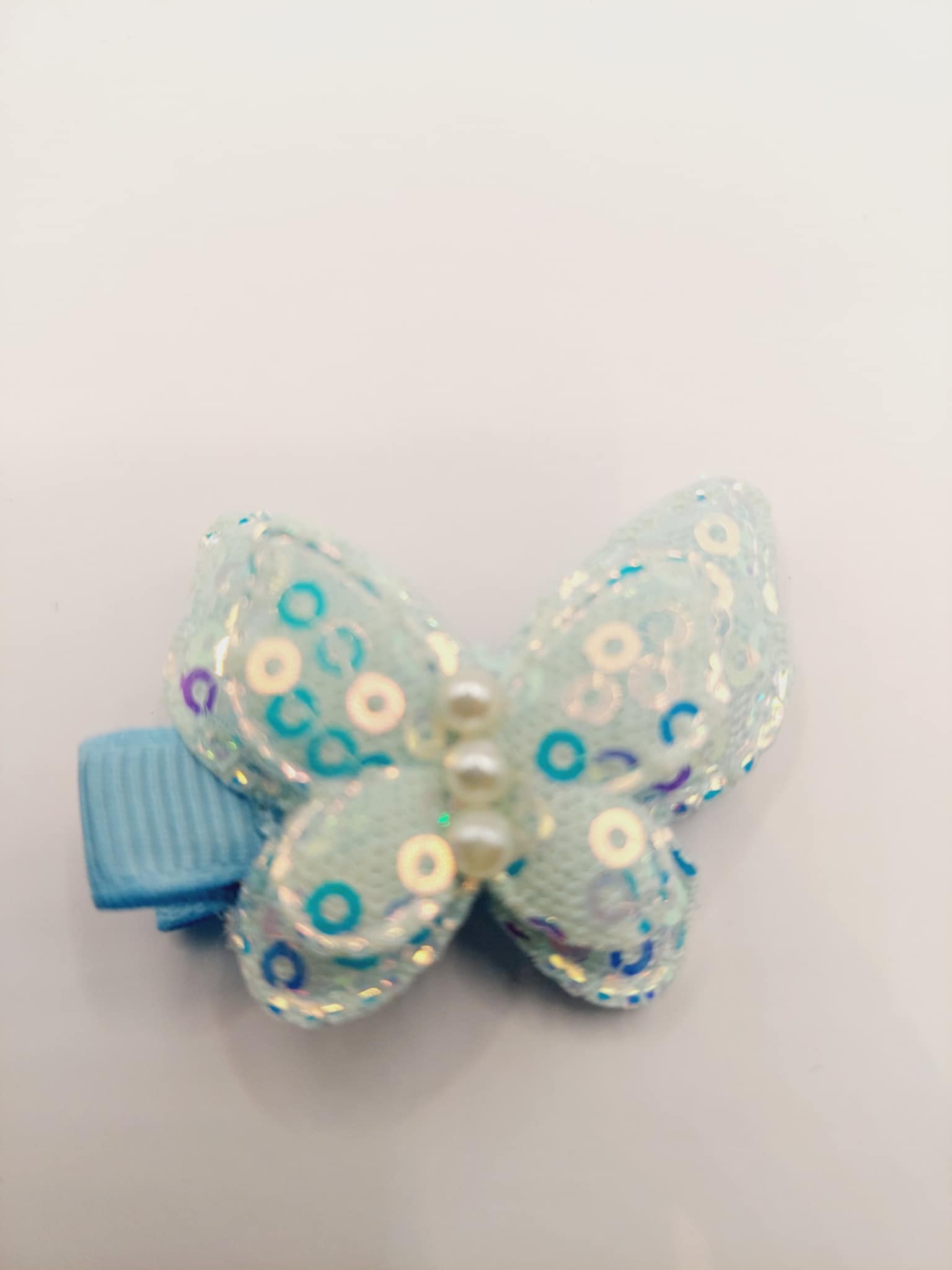 Haarspeld aligatorclip 3 cm met omhulsde stof vlinder blauw