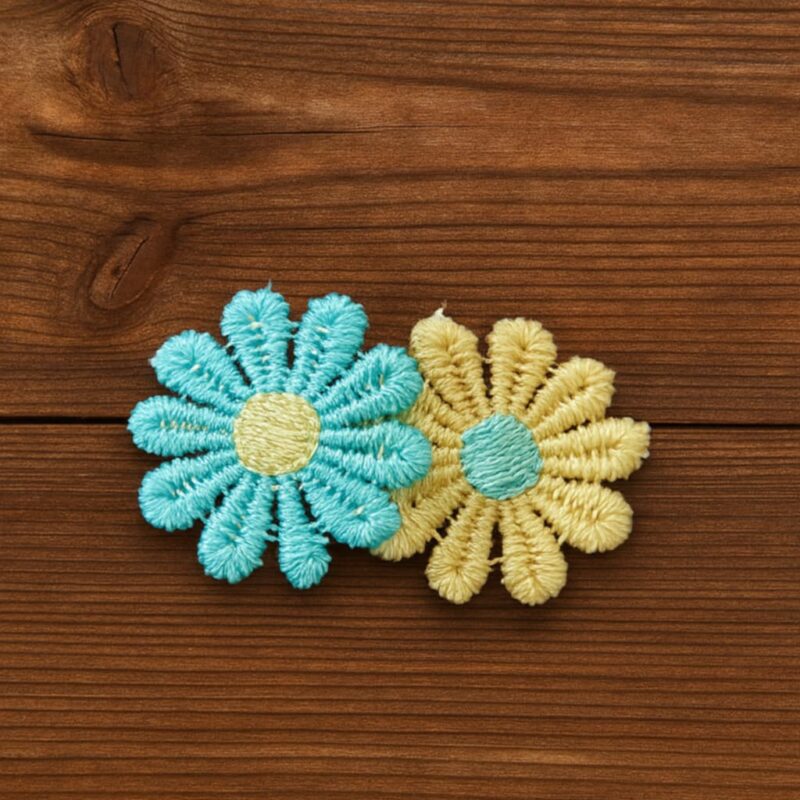 Bloem licht geel en licht blauw