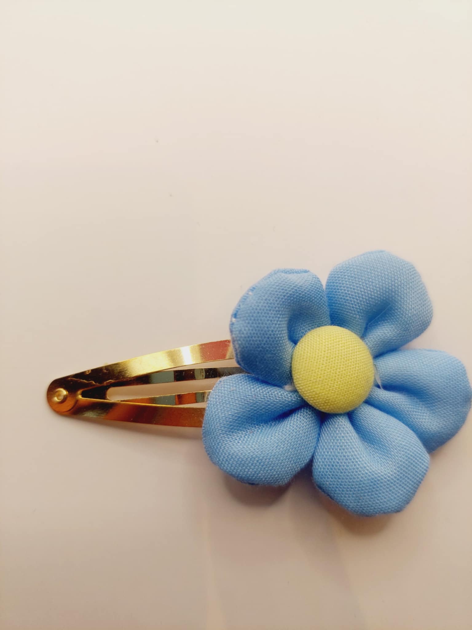 Haarspeld clip van 5 cm met een licht blauwe bloem