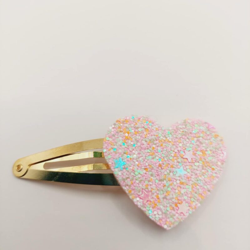 Haarspeld clip van 5 cm met een hart van vilt in de kleur wit/licht roze met glitter