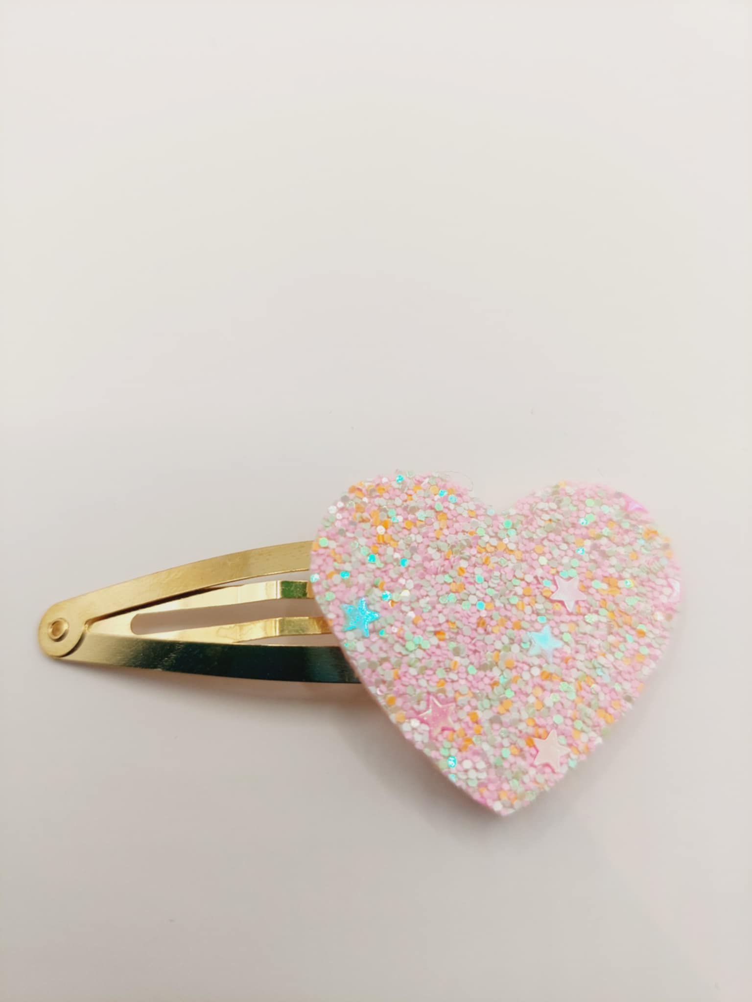 Haarspeld clip van 5 cm met een hart van vilt in de kleur wit/licht roze met glitter