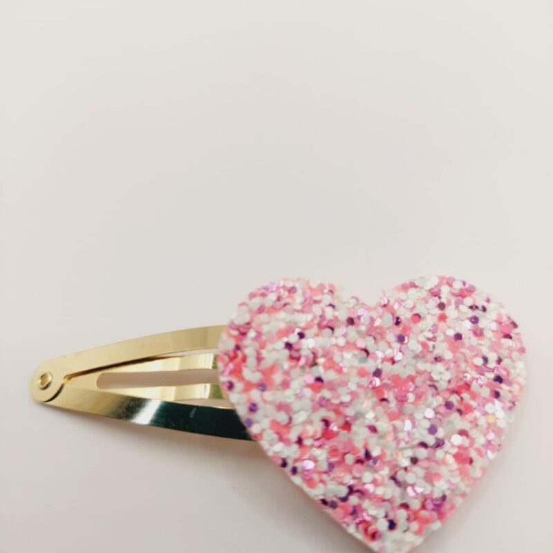 Haarspeld clip van 5 cm met een hart van vilt in de kleur wit/donker roze met glitter