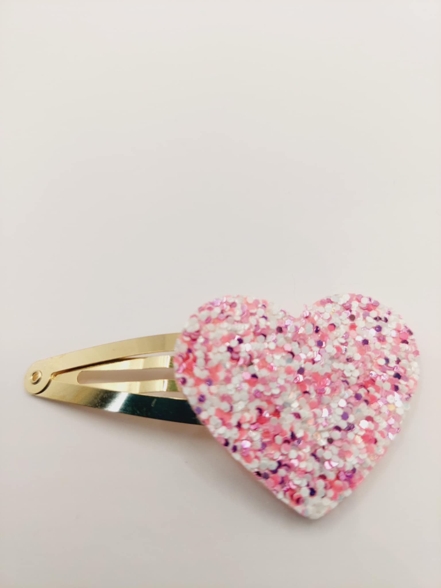 Haarspeld clip van 5 cm met een hart van vilt in de kleur wit/donker roze met glitter