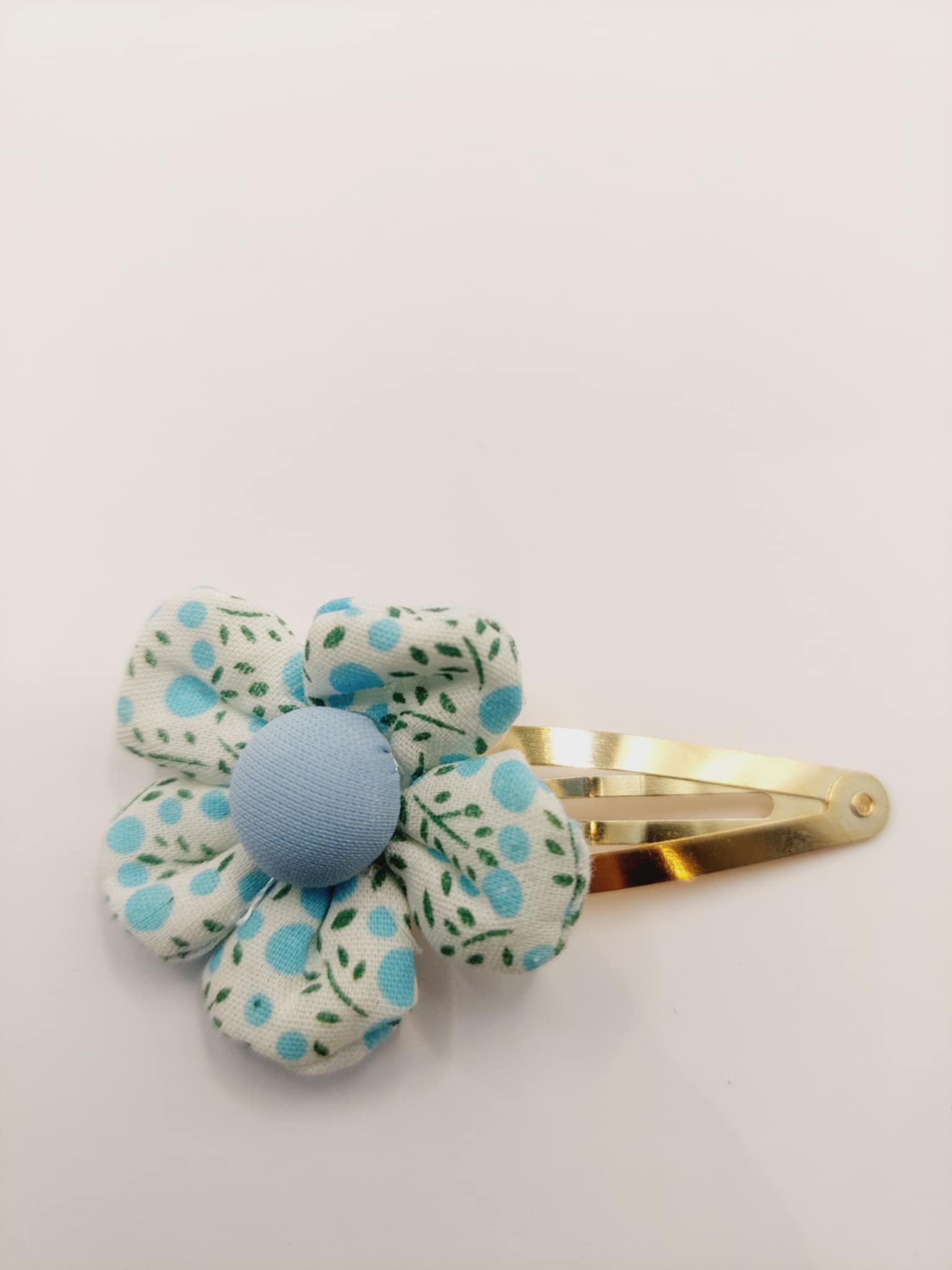 Haarclip met een rubber coating met een blauw bloem