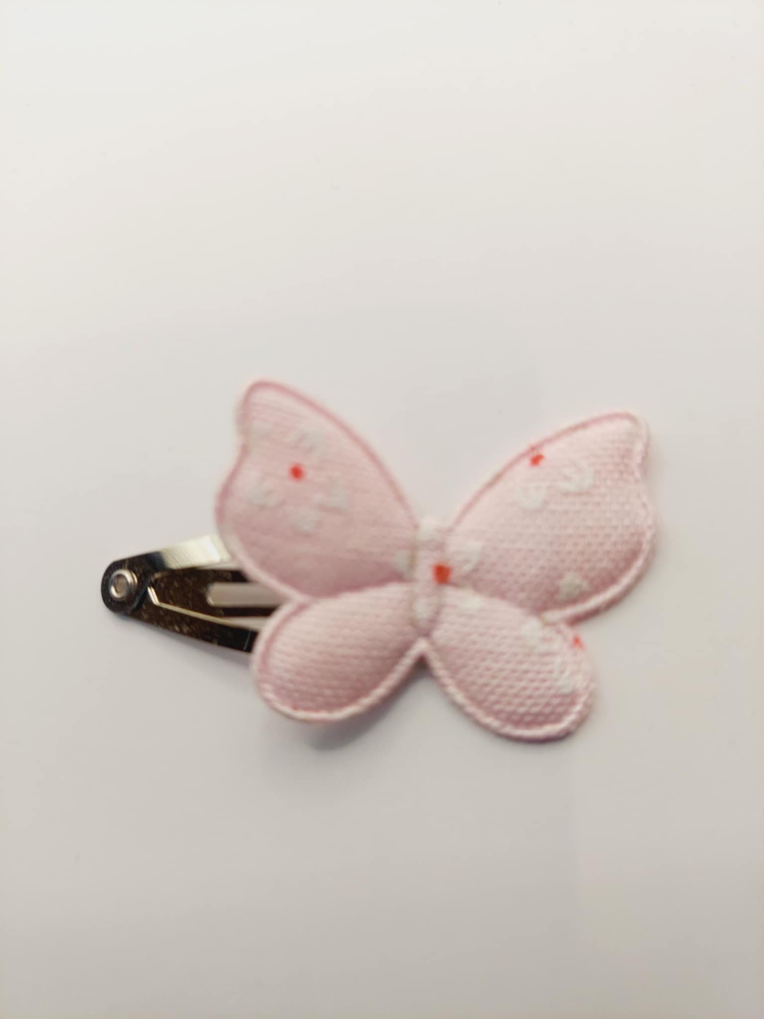 Haarclip van 3 cm met een licht roze vlinder met bloemmetjes opdruk