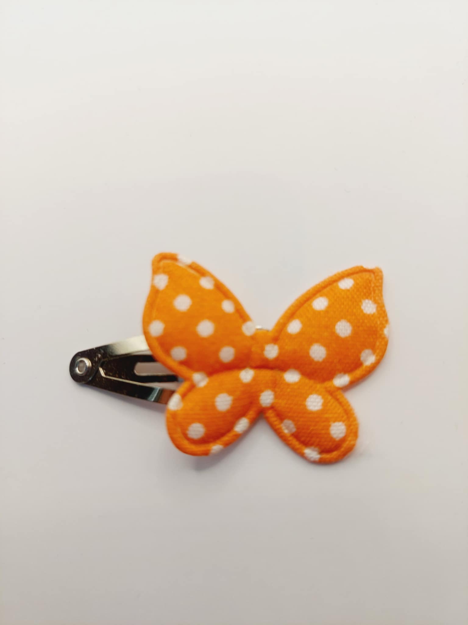 Haarclip van 3 cm met een oranje vlinder met bolletjes