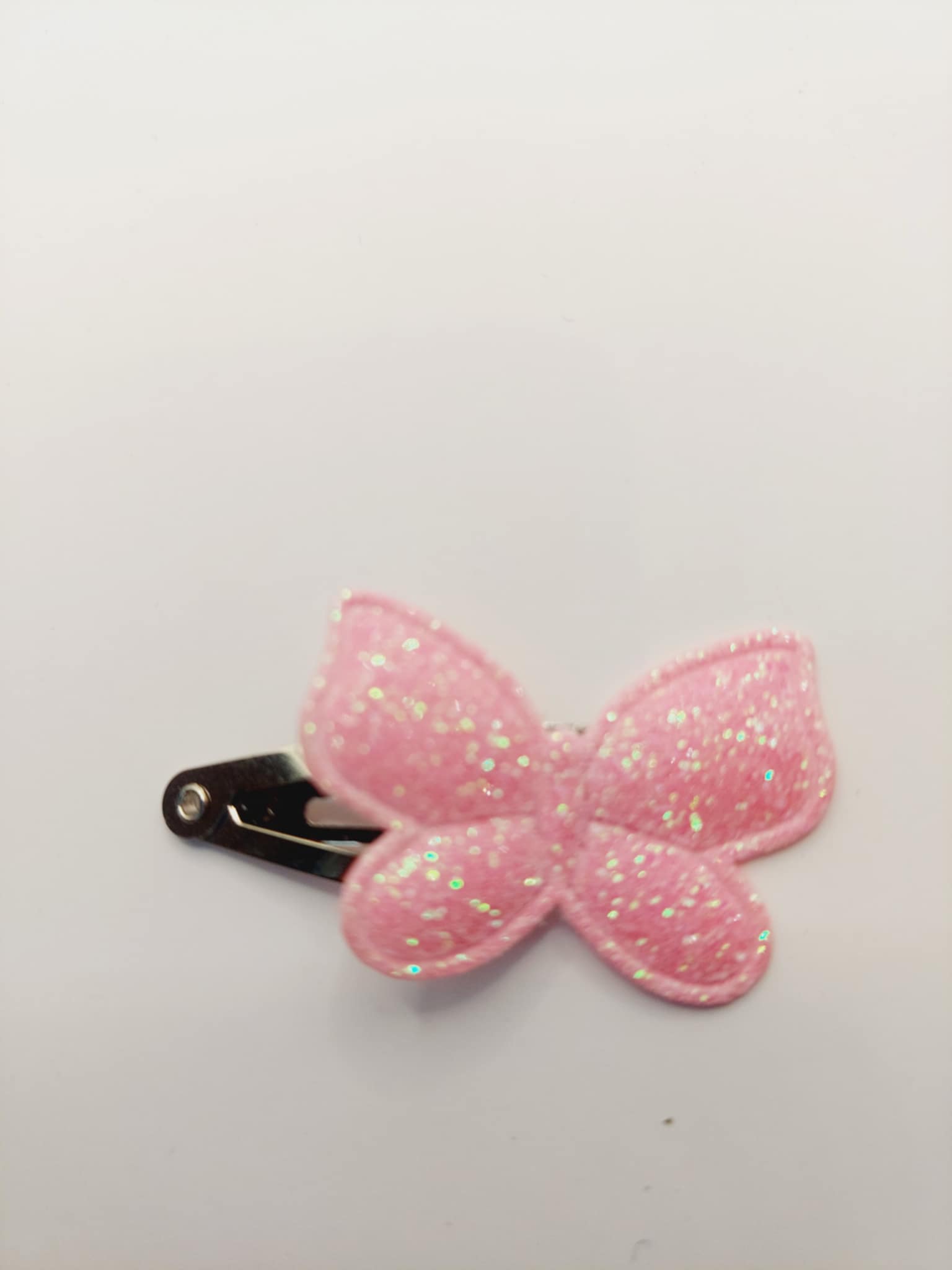 Haarclip van 3 cm met een donker roze vlinder met gliiter