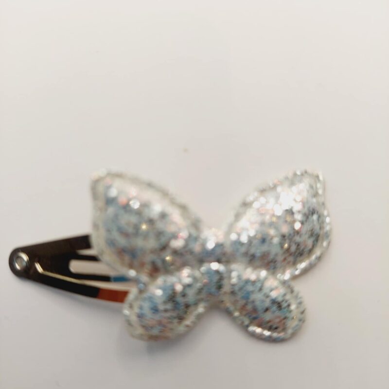 Haarclip van 3 cm met een zilver vlinder met gliiter