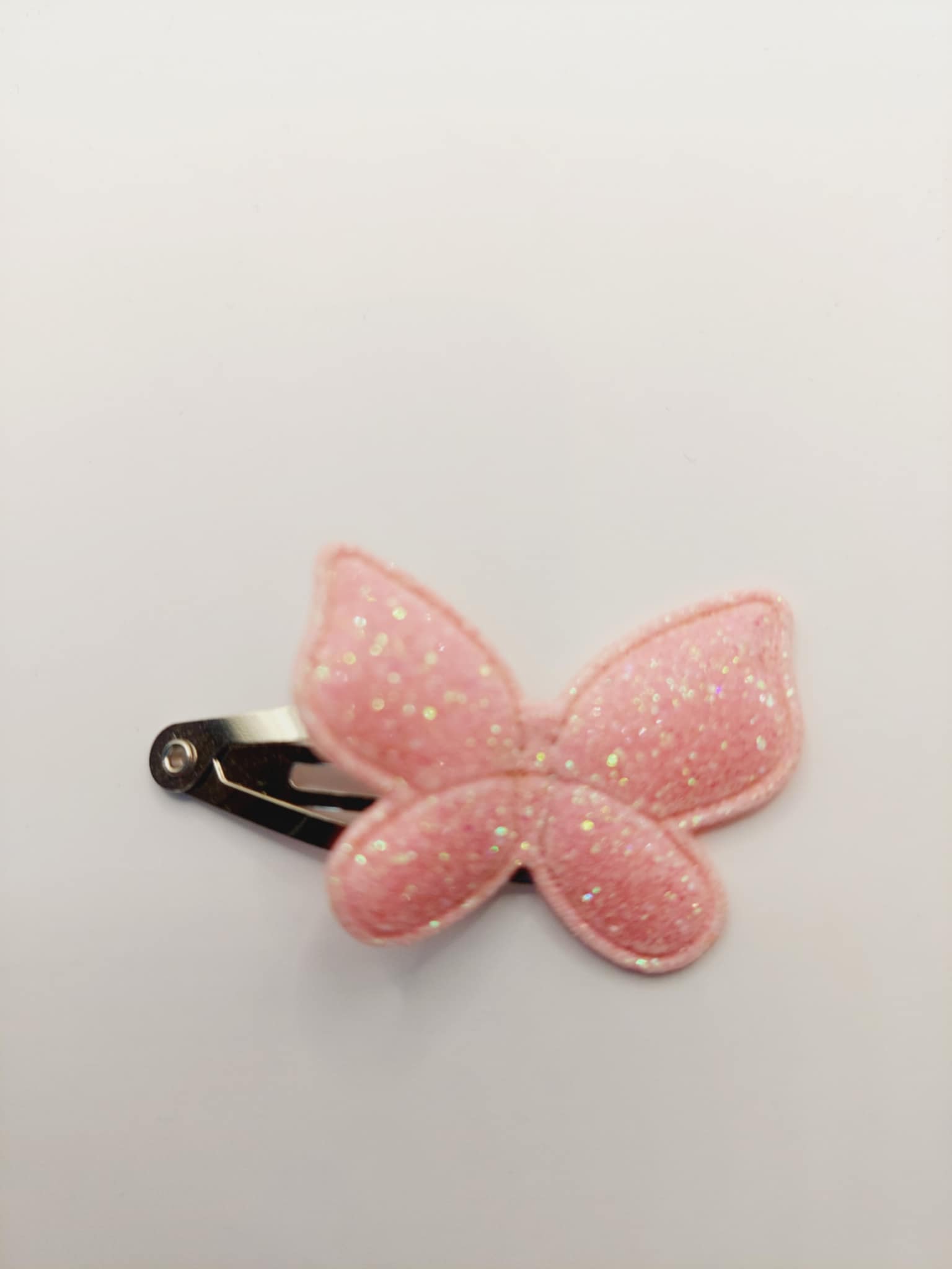 Haarclip van 3 cm met een roze vlinder met gliiter