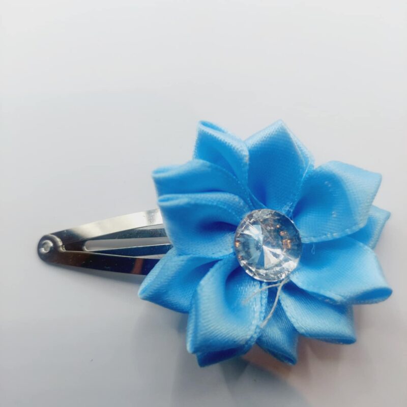 Haarclip 5 cm licht blauw bloem met diamantje