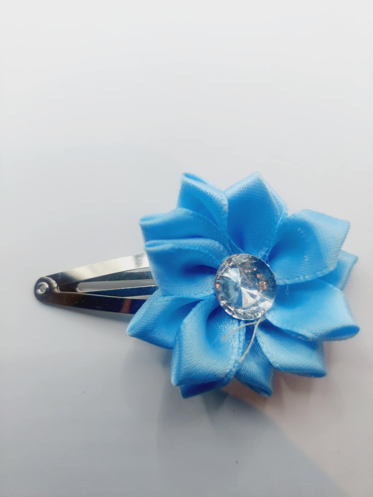 Haarclip 5 cm licht blauw bloem met diamantje