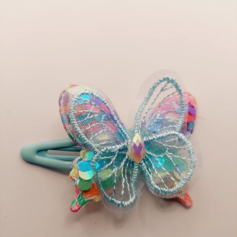 Haarclip met een rubber coating met een blauw vlinder met glitter en pailletjes