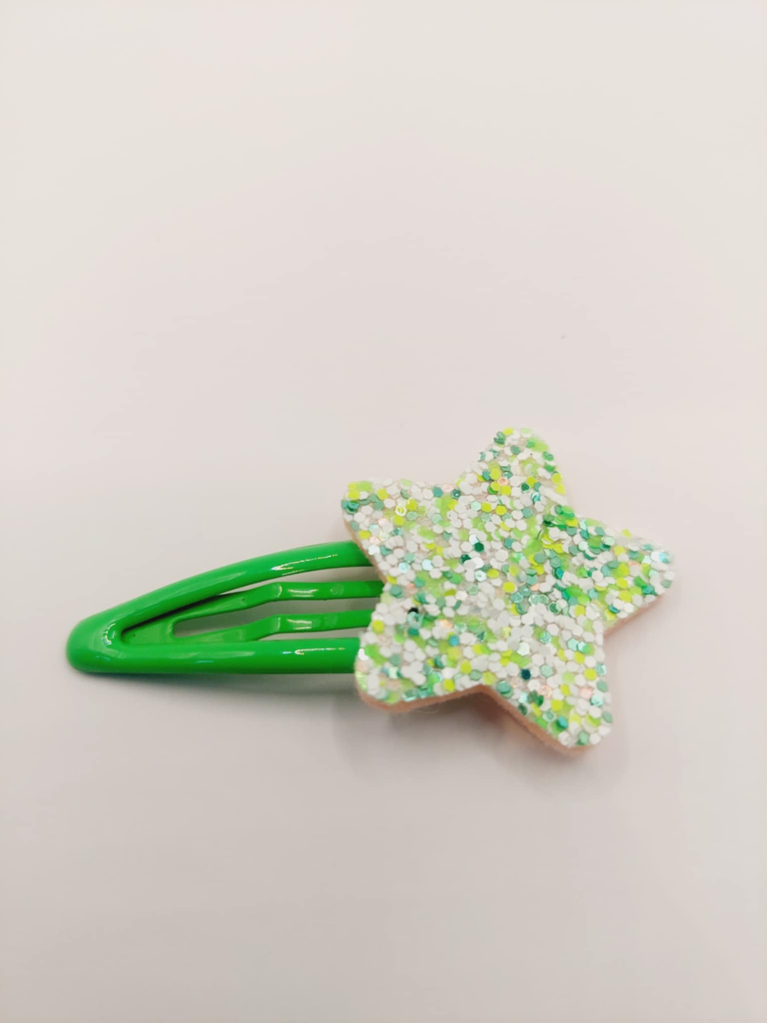Haarclip met een rubber coating met een groene ster met glitter