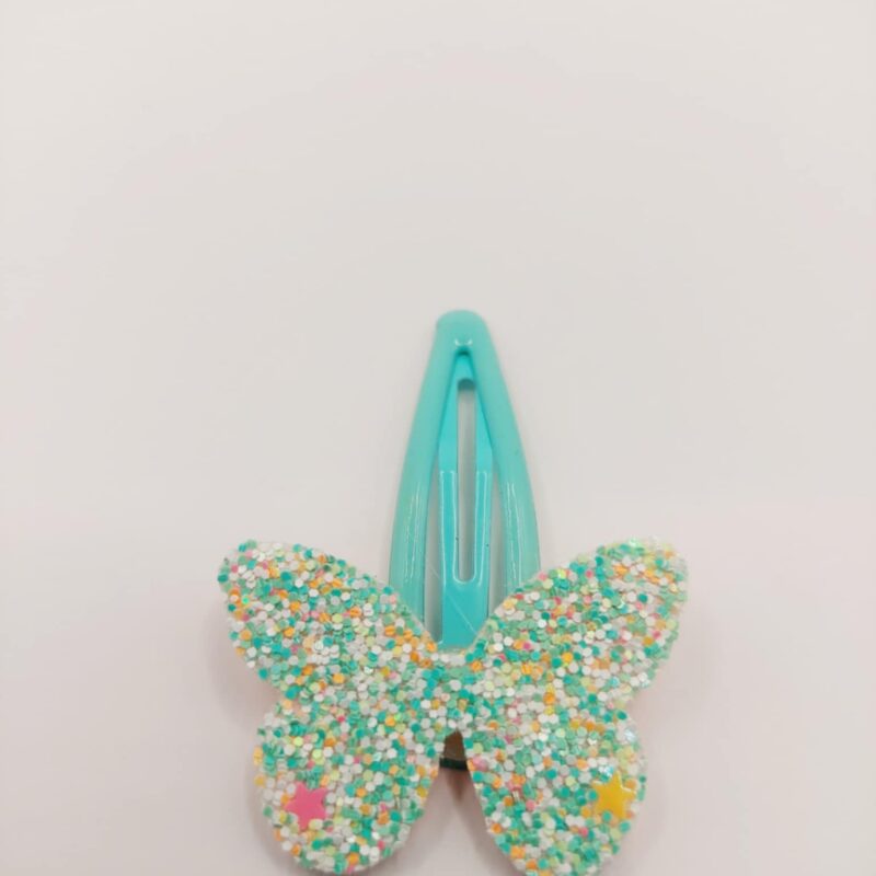 Haarclip met een rubber coating met een licht groen vlinder met glitter en pailletjes