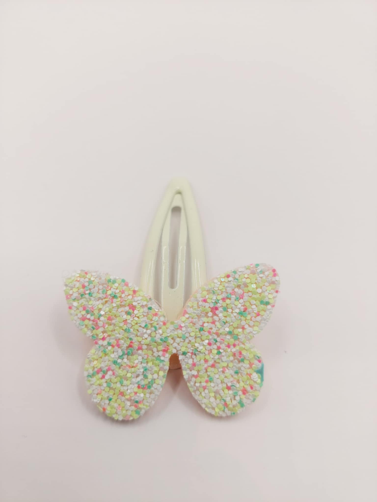 Haarclip met een rubber coating met een wit vlinder met glitter en pailletjes
