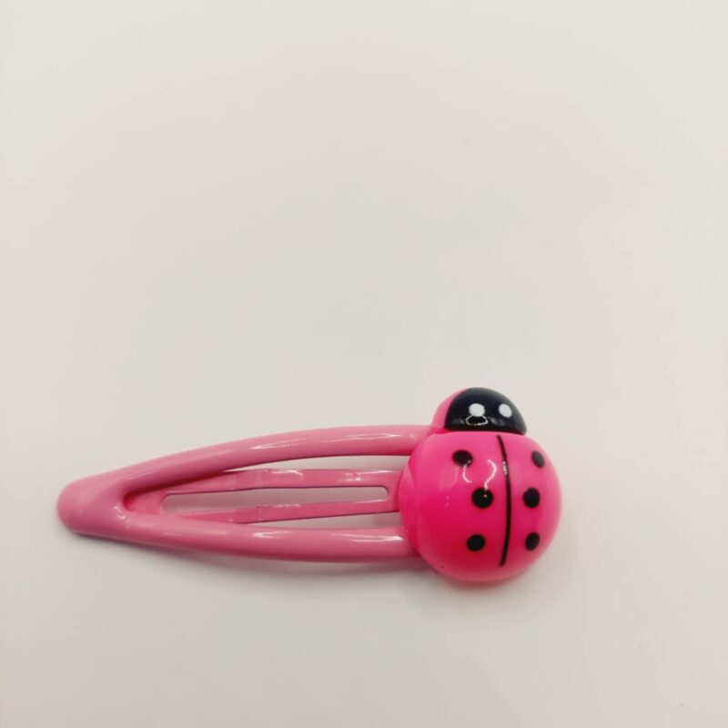 Haarclip met een rubber coating met een roze lieveheerstbeestje