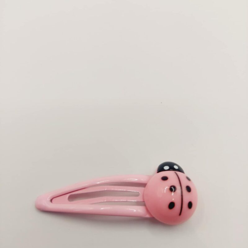 Haarclip met een rubber coating met een licht roze lieveheerstbeestje