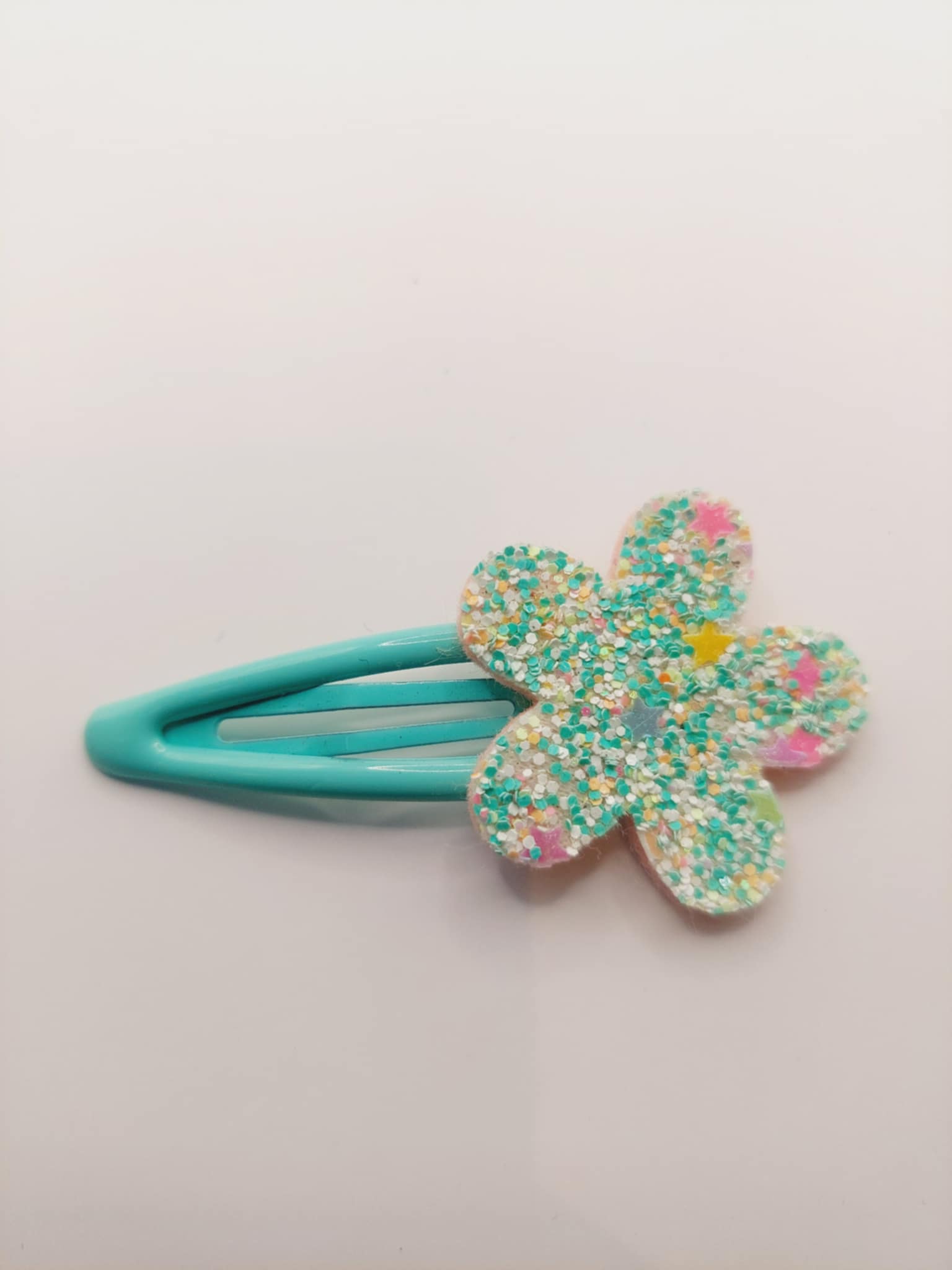 Haarclip met een rubber coating met een licht groene bloem met glitter