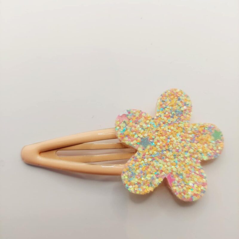 Haarclip met een rubber coating met een zalm bloem met glitter