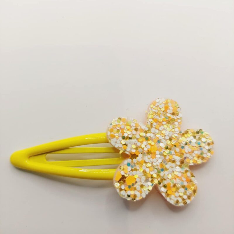 Haarclip met een rubber coating met een gele bloem met glitter