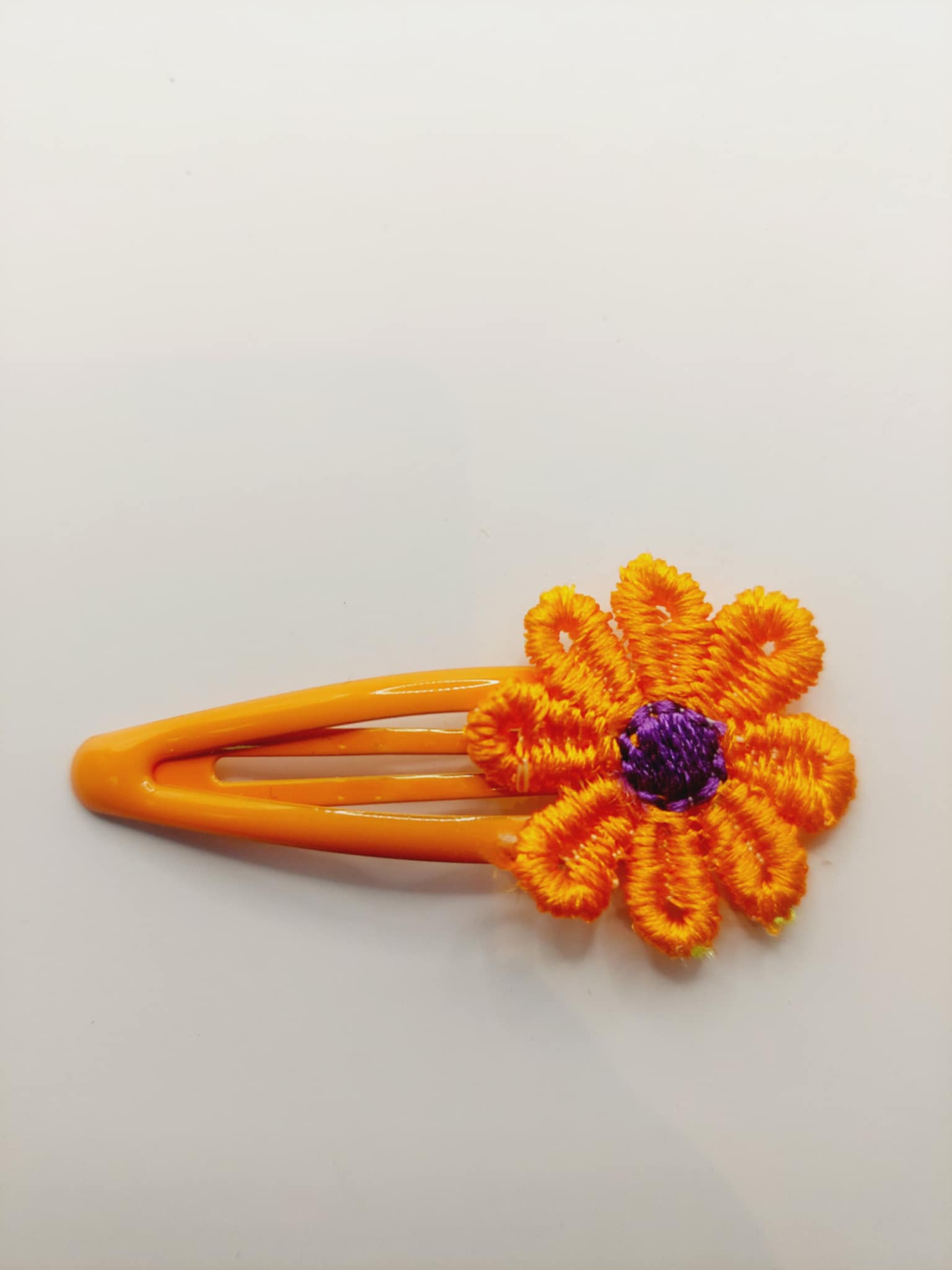 Haarclip met een rubber coating met een oranje bloem
