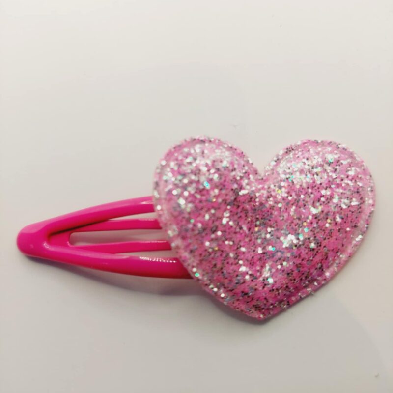 Haarclip met een rubber coating met een donk rose hart met glitter