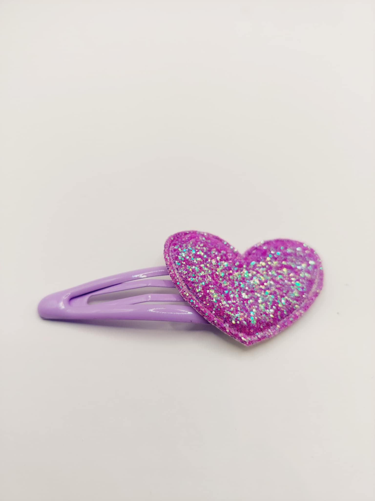 Haarclip met een rubber coating met een paars hart met glitter
