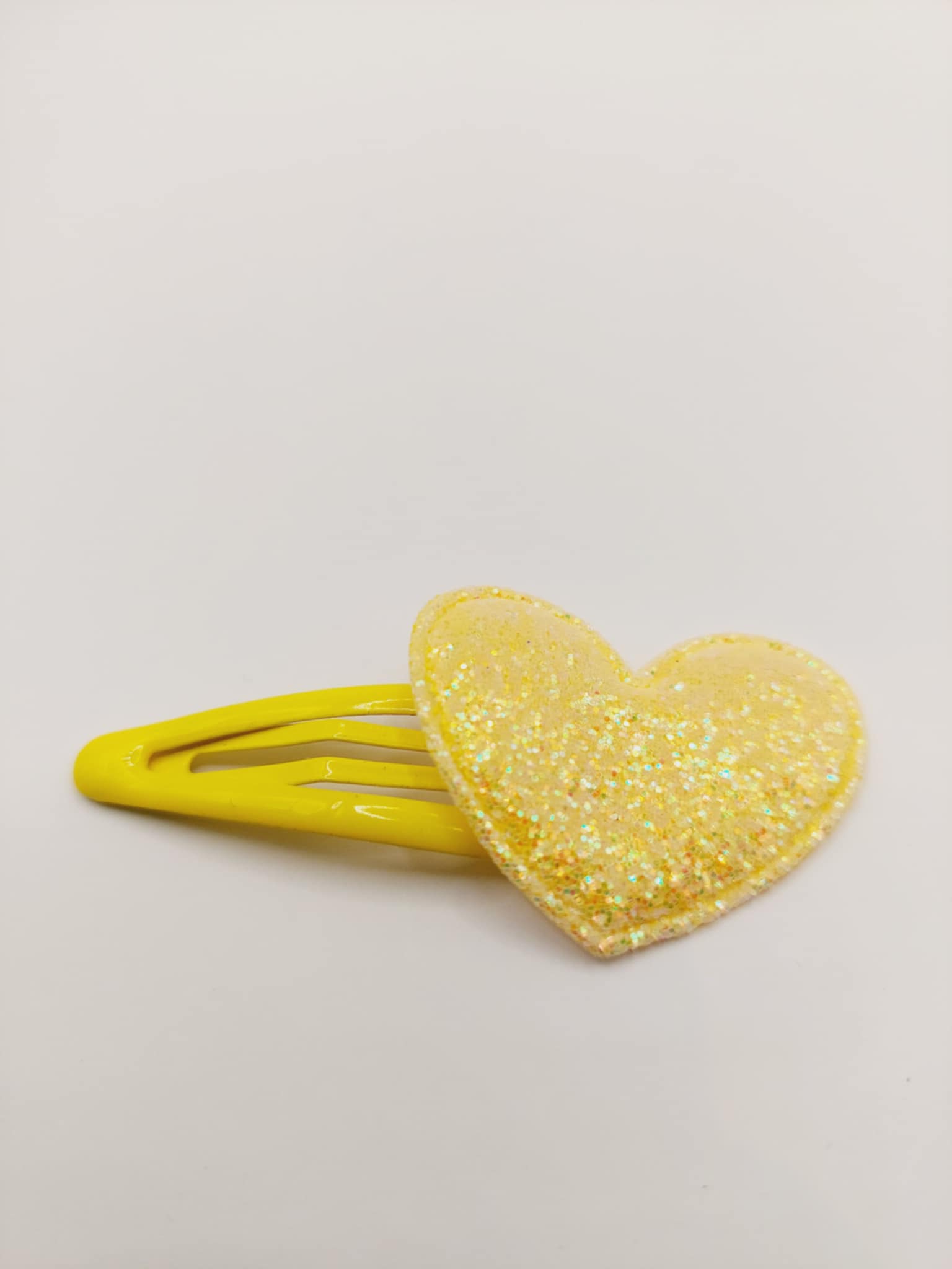 Haarclip met een rubber coating met een geel hart met glitter