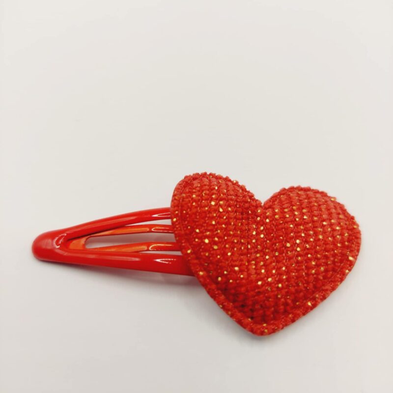 Haarclip met een rubber coating met een rood hart met gouden schijn