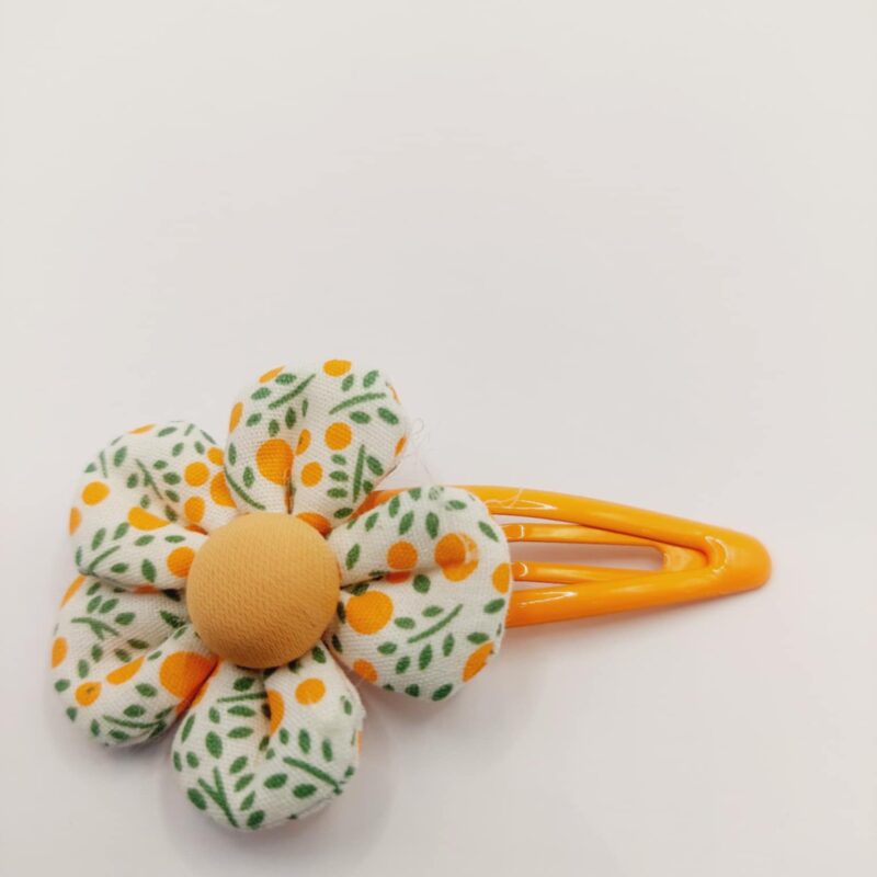 Haarclip met een rubber coating met een oranje bloem