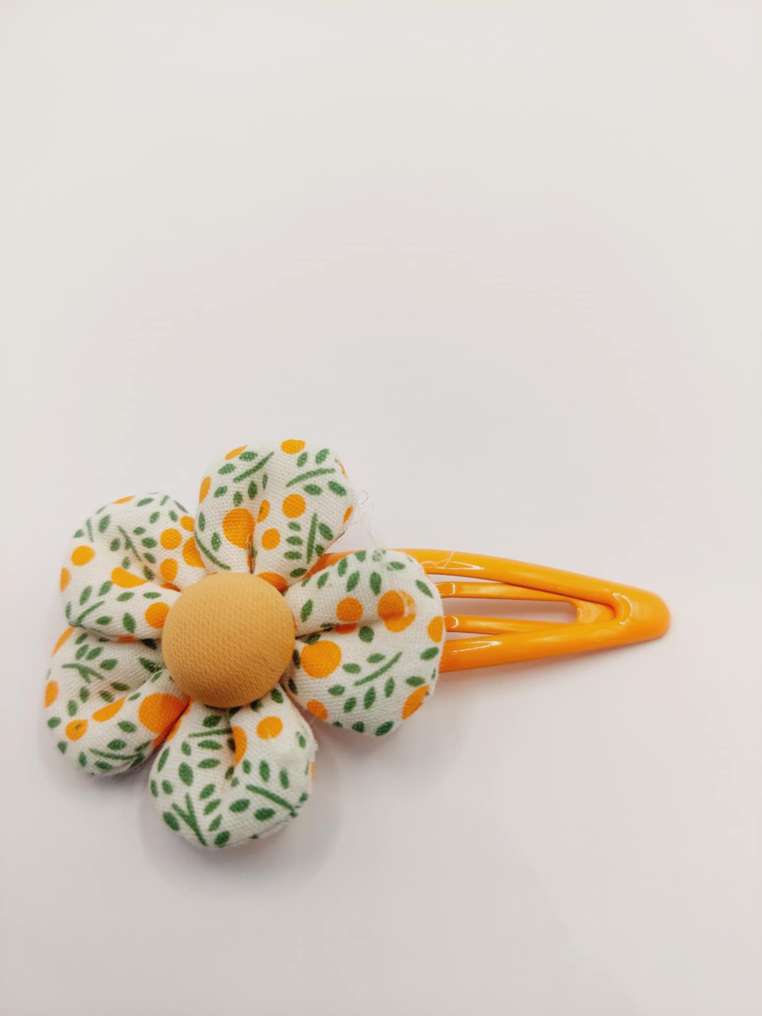 Haarclip met een rubber coating met een oranje bloem