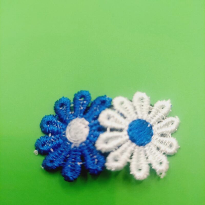 Bloem donker blauw en wit