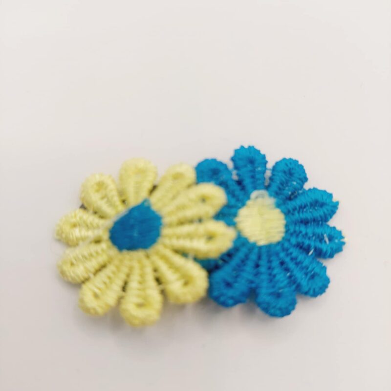 Bloem licht geel en blauw